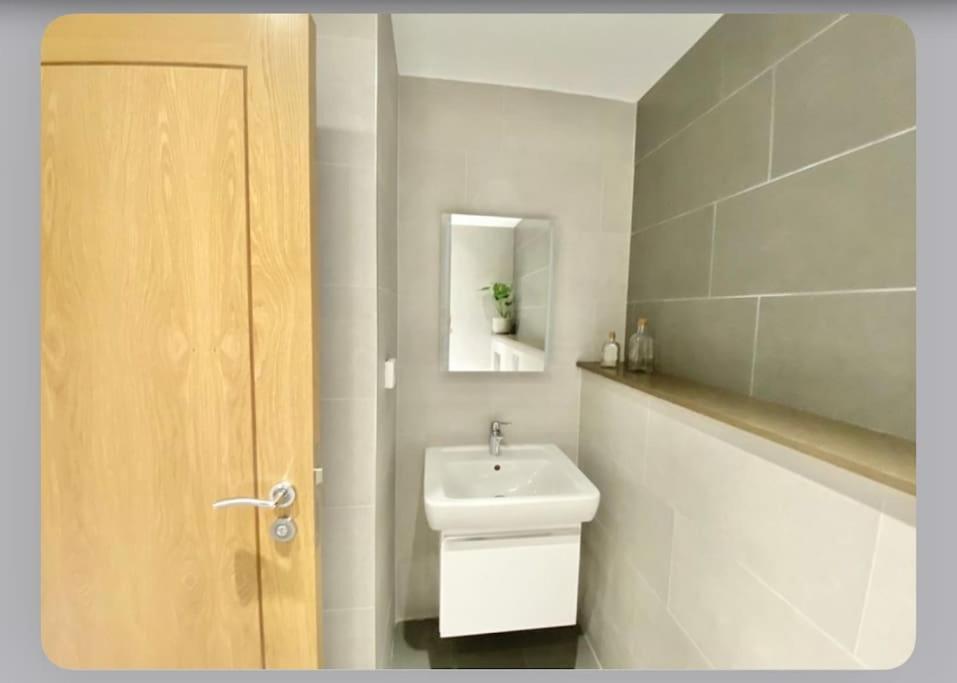 Luxury 4-Bed Apartment With Balcony & Garden, Near Emirates Stadium, 15 Mins To Central London Kültér fotó